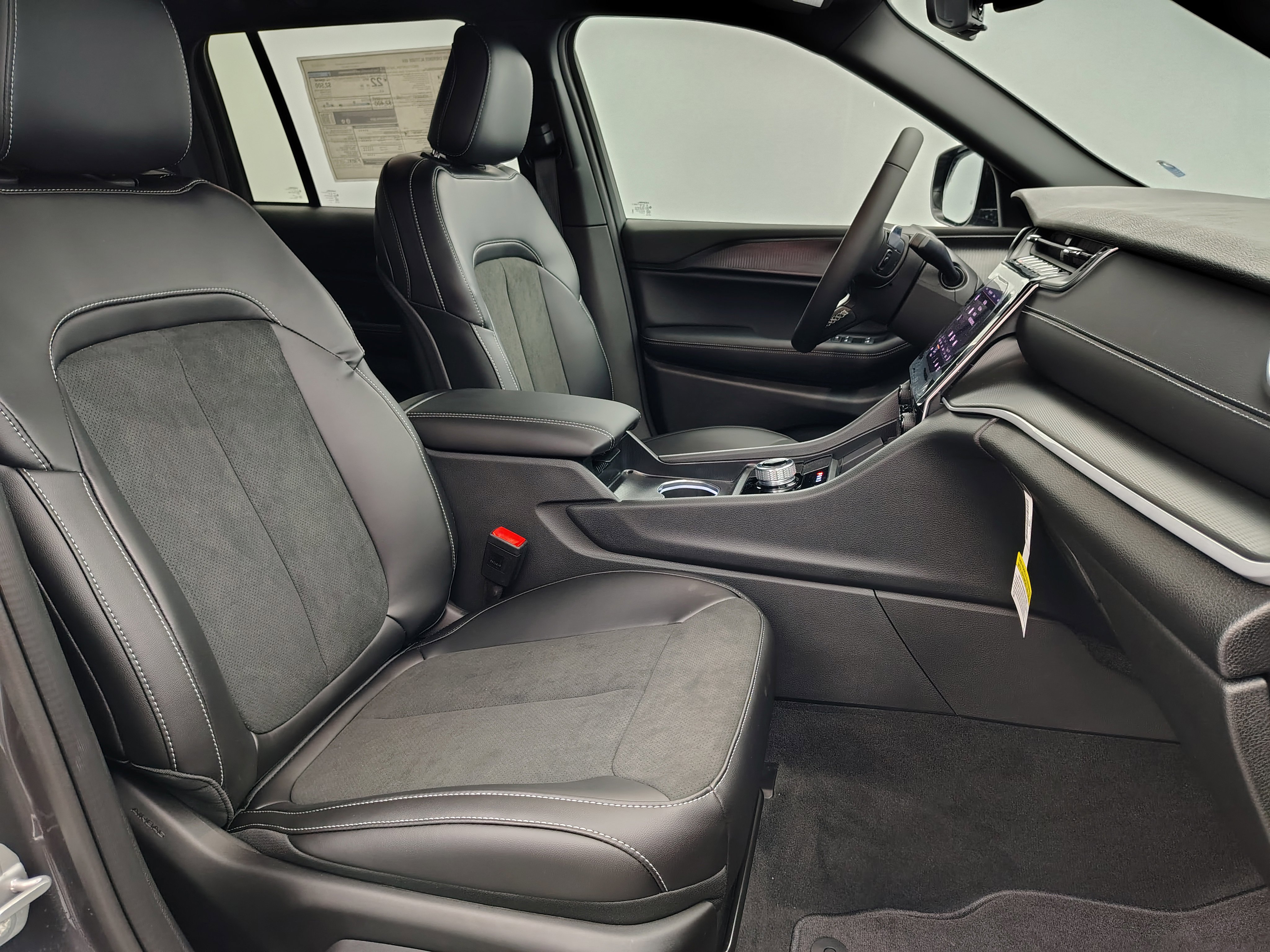 New 2025 Jeep Grand Cherokee Altitude image 23