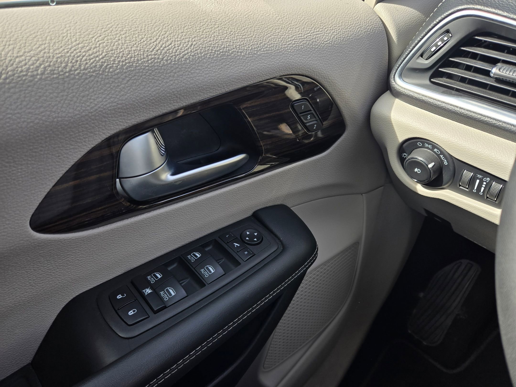 Used 2023 Chrysler Pacifica Limited image 21