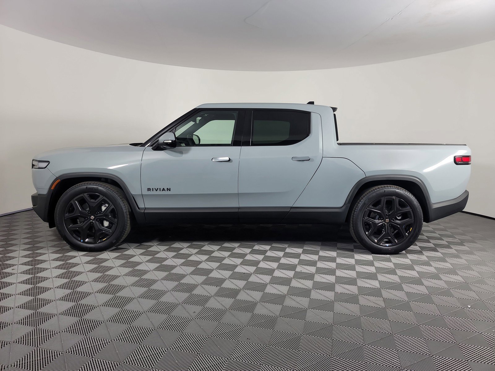 Used 2025 Rivian R1T Adventure AWD/4WD image 2