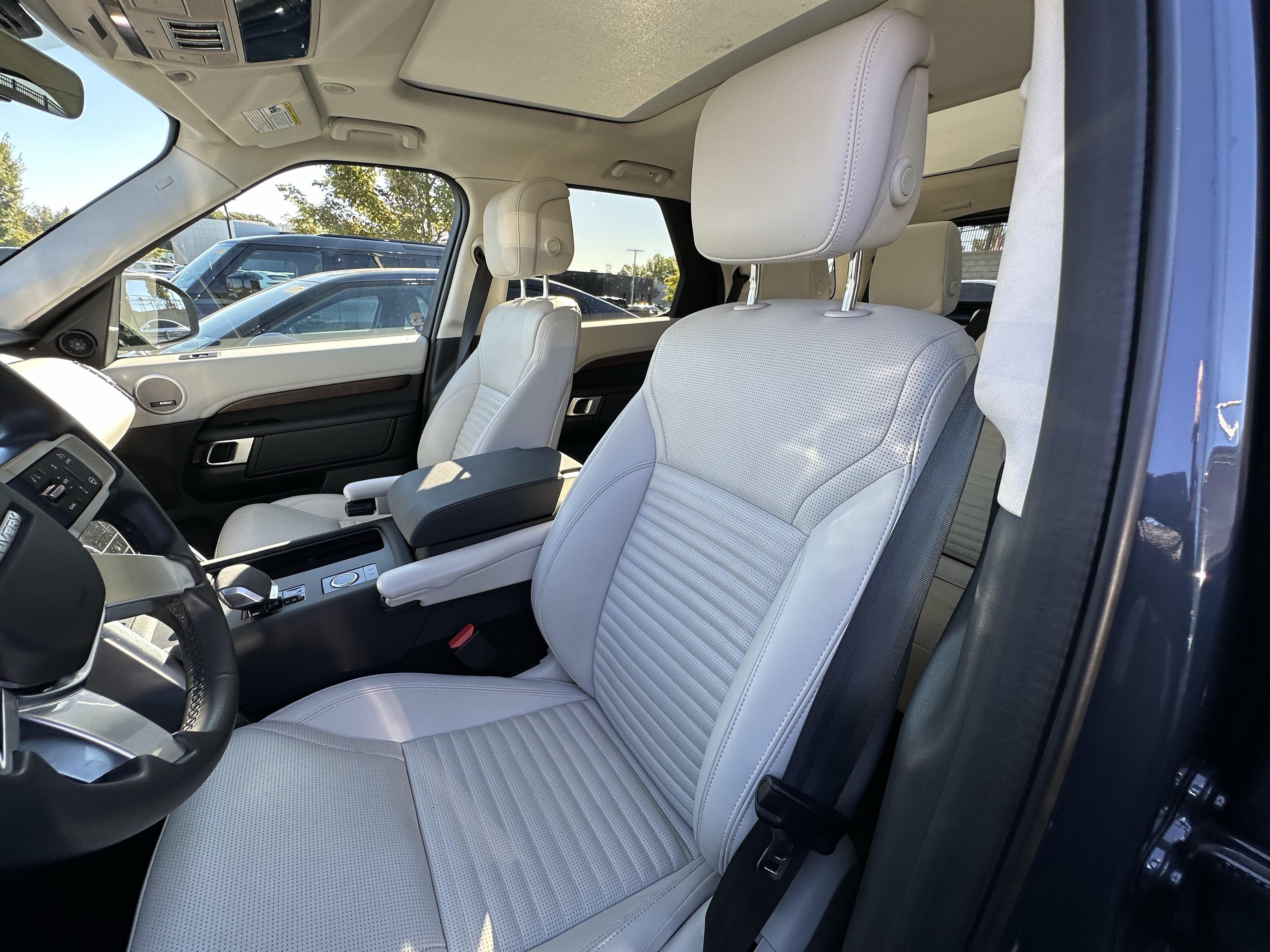 Used 2024 Land Rover Discovery S AWD/4WD image 17