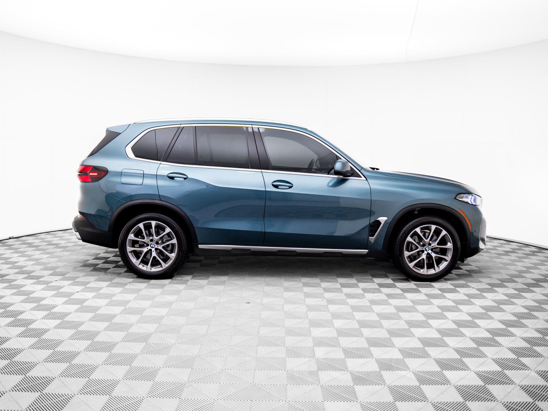 Used 2024 BMW X5 xDrive40i w/ Parking Assistance Package image 6