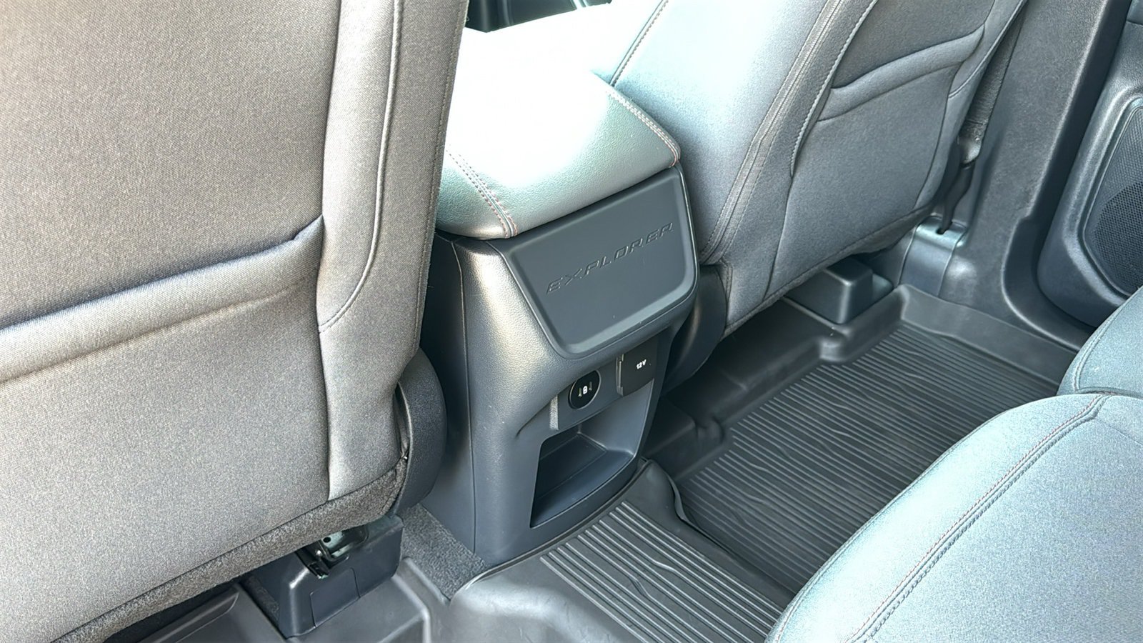 Used 2025 Ford Explorer Active AWD/4WD image 30