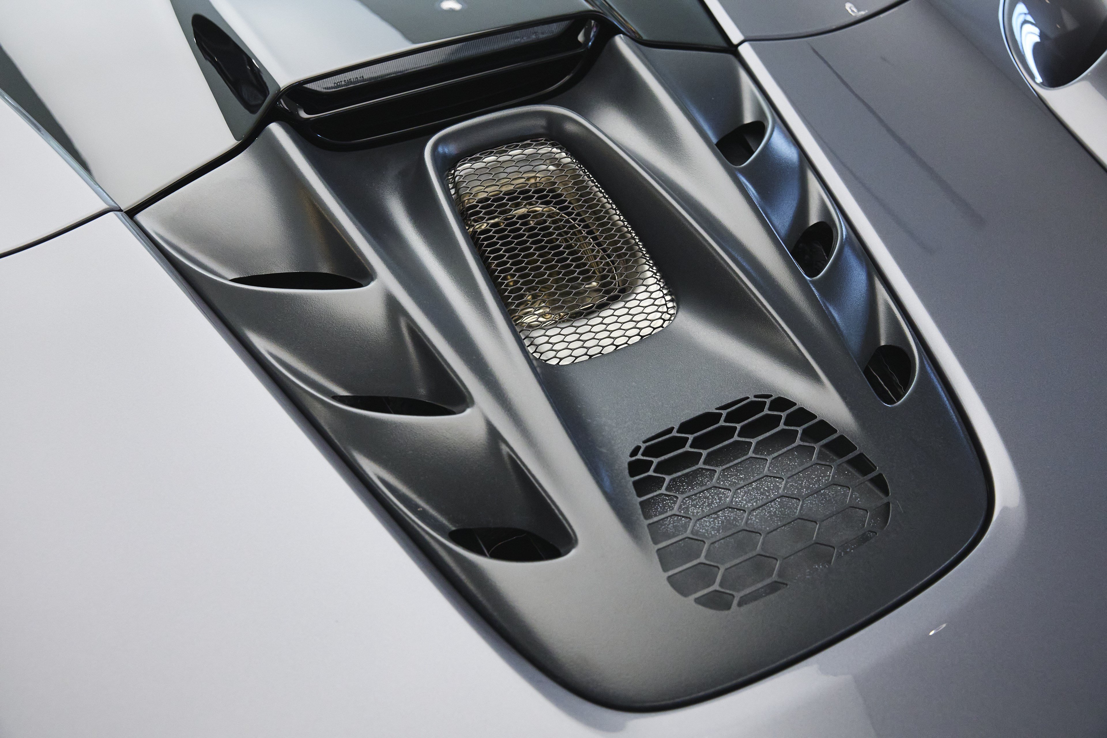 Used 2025 McLaren Artura Spider RWD image 34