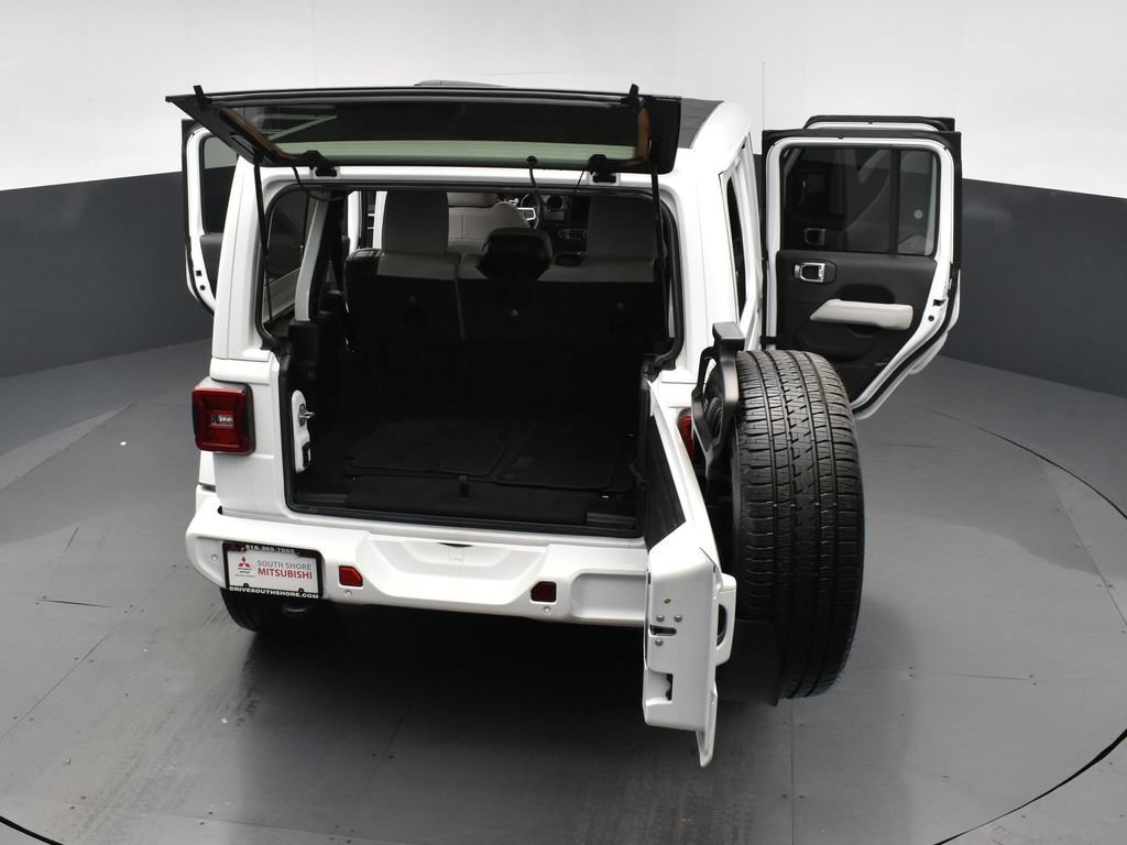 Used 2022 Jeep Wrangler Unlimited Sahara AWD/4WD image 29