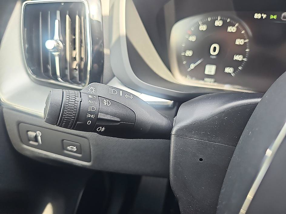Used 2019 Volvo XC60 T5 Momentum w/ Multimedia Package FWD image 20
