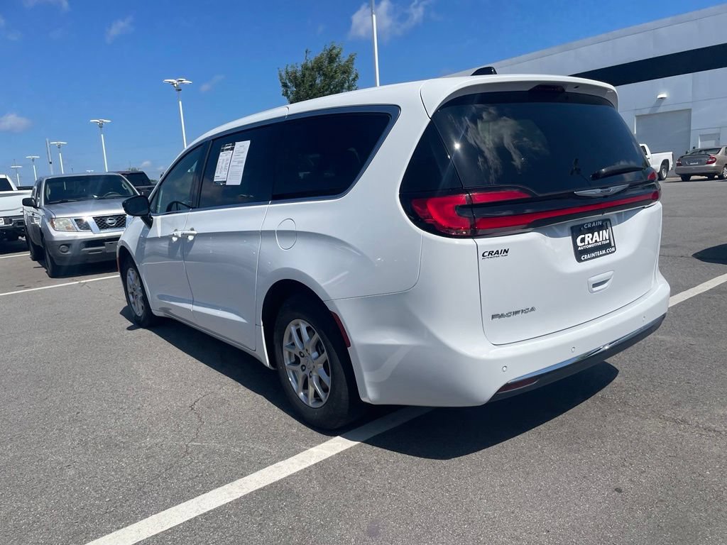Used 2025 Chrysler Pacifica Select FWD image 5