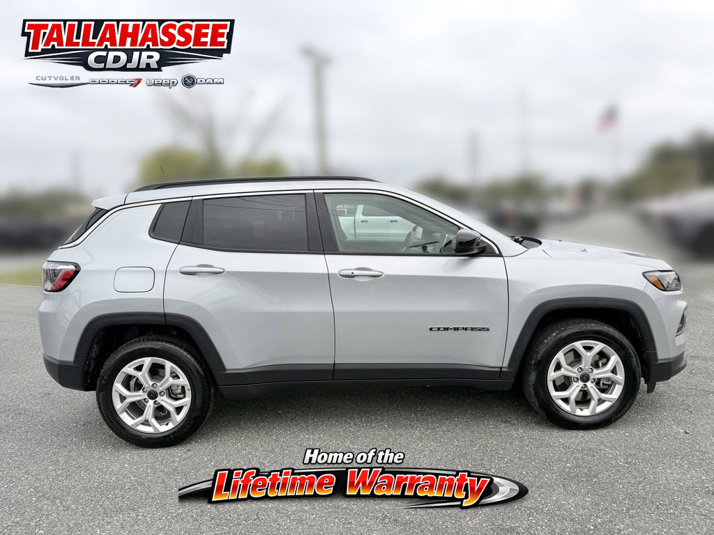 Used 2025 Jeep Compass Latitude AWD/4WD image 2