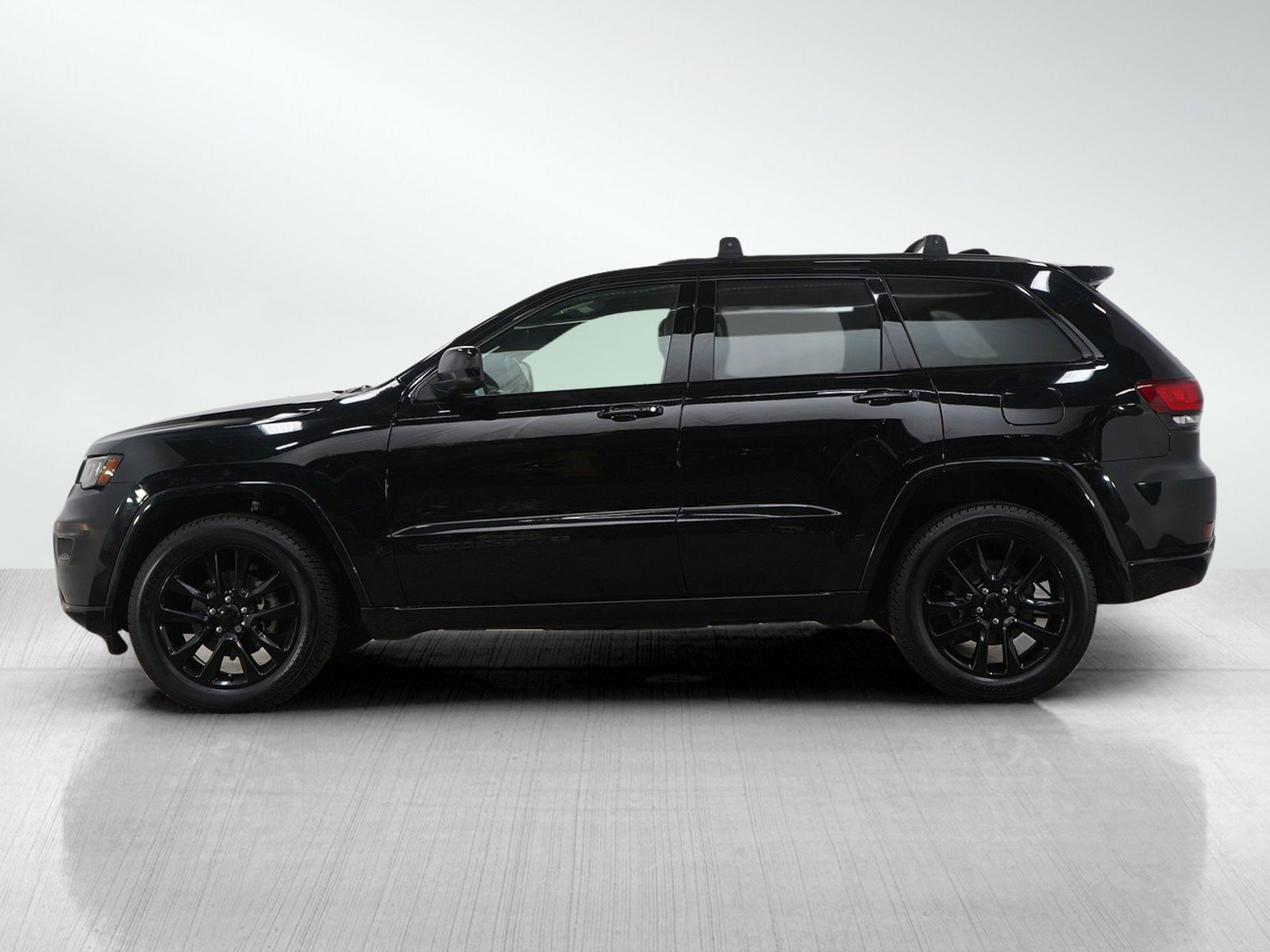 Used 2018 Jeep Grand Cherokee Altitude image 2