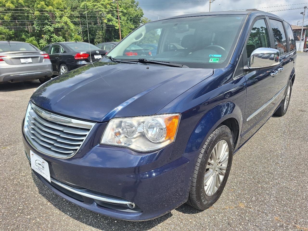 Used 2015 Chrysler Town & Country Touring-L w/ Driver Convenience Group FWD image 4