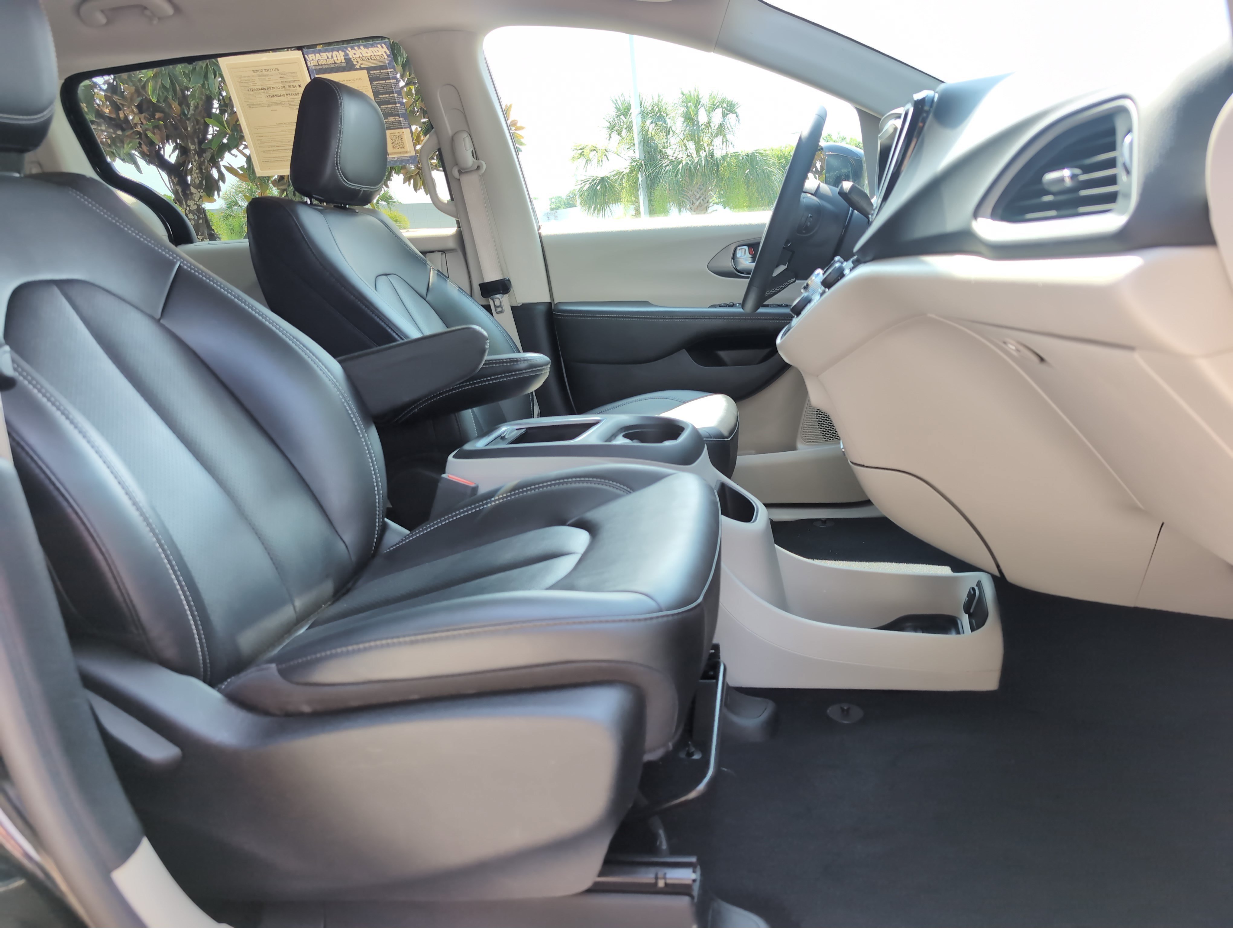 Used 2024 Chrysler Pacifica Touring-L FWD image 32