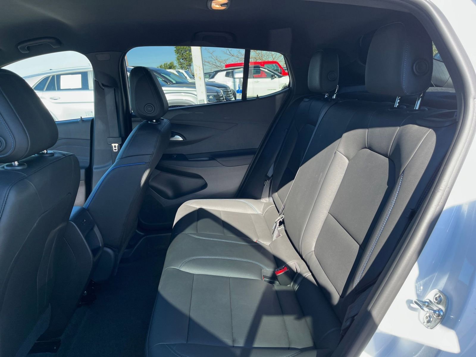 Used 2025 Buick Envista Sport Touring image 25