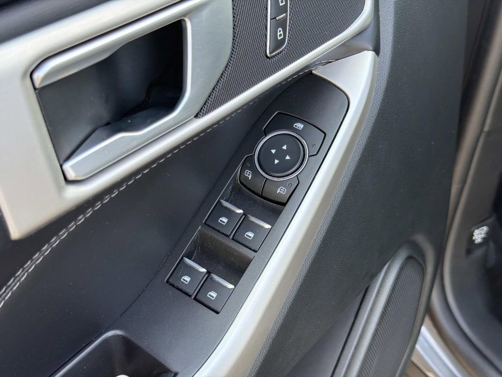 Used 2023 Ford Explorer XLT AWD/4WD image 21