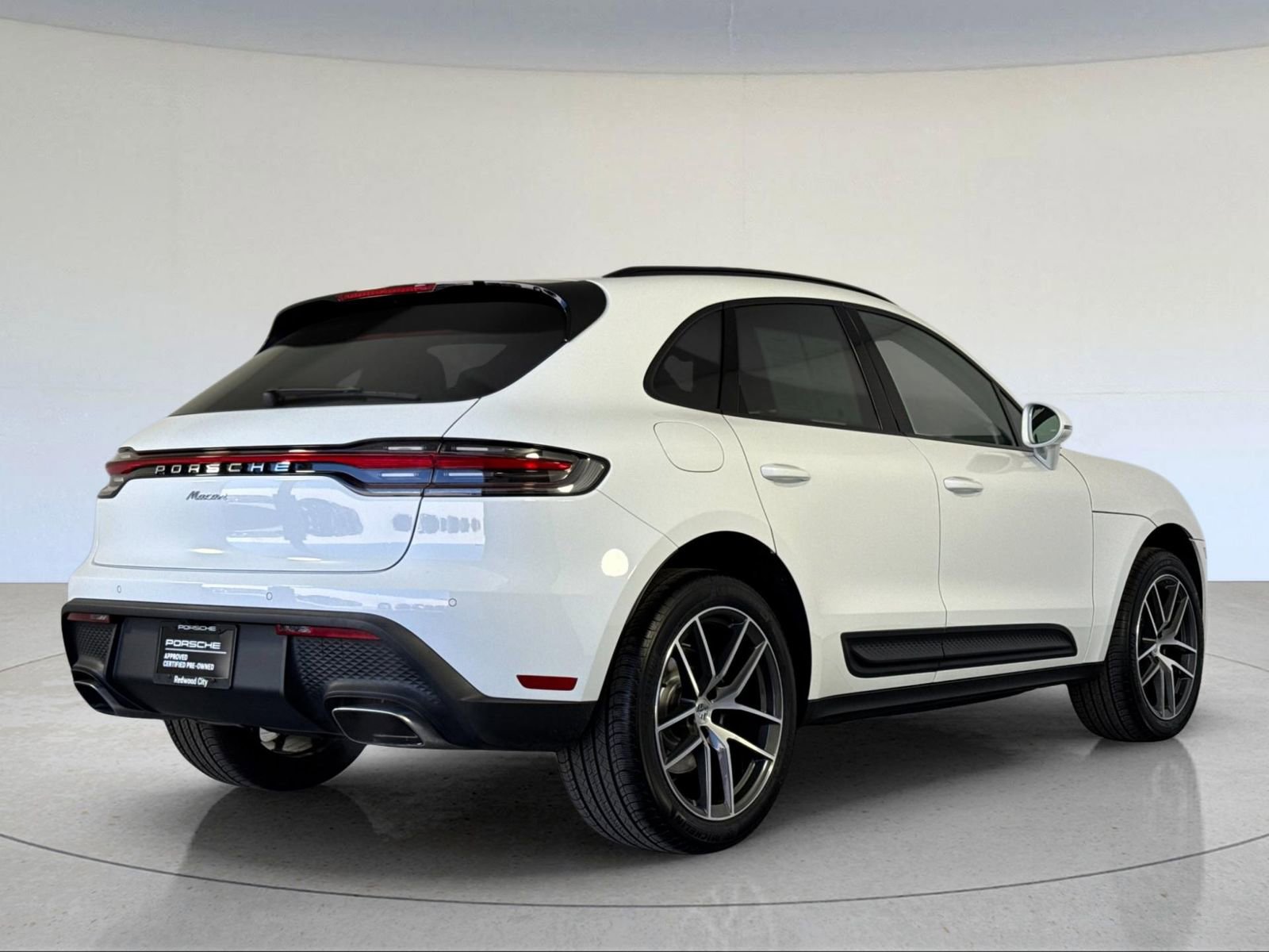 Certified 2025 Porsche Macan image 8