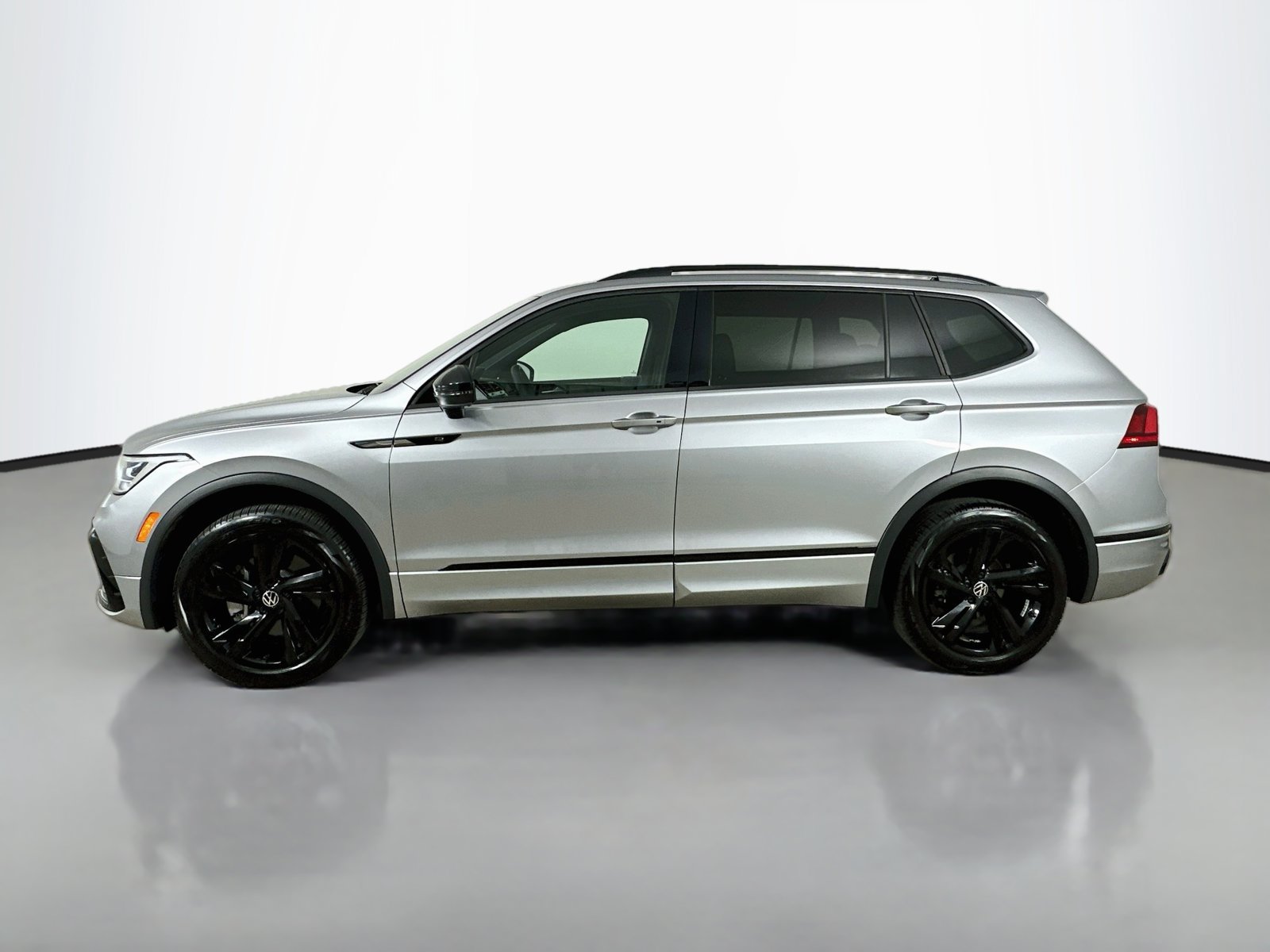 Used 2024 Volkswagen Tiguan SE R-Line AWD/4WD image 8