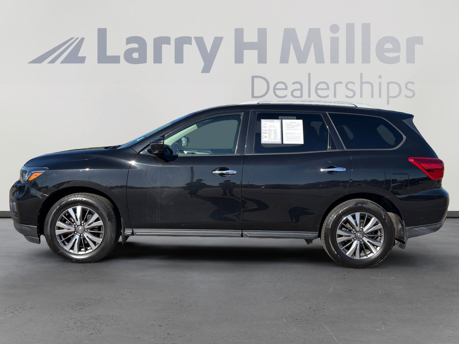 Used 2018 Nissan Pathfinder SL AWD/4WD image 3