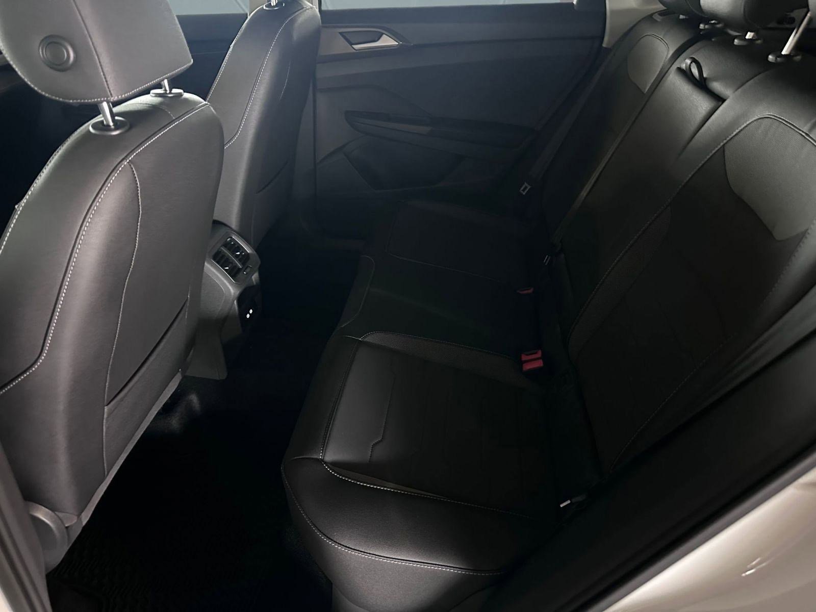 New 2026 Volkswagen Taos SE image 12