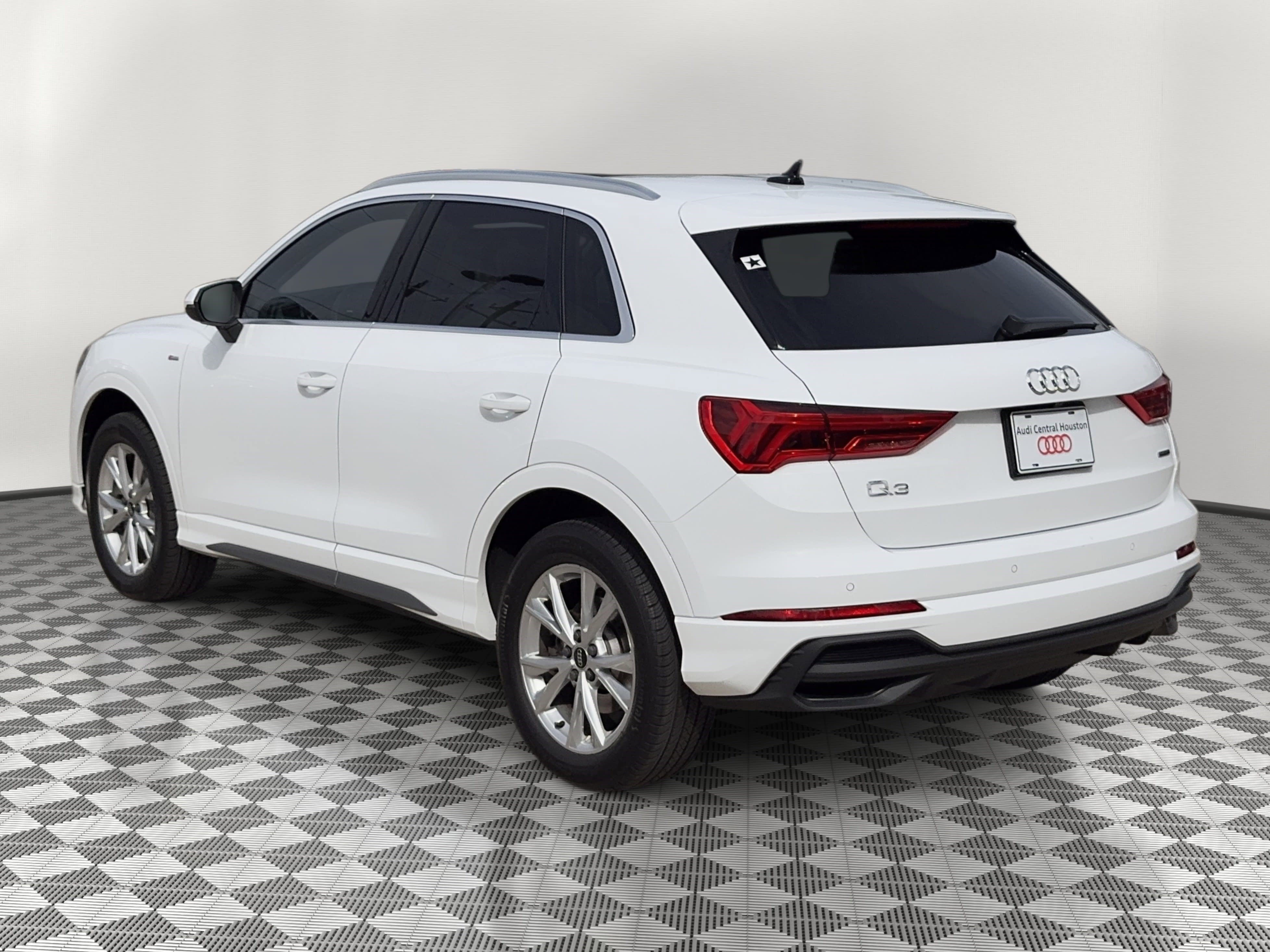 Used 2025 Audi Q3 2.0T Premium w/ Convenience Package AWD/4WD image 3