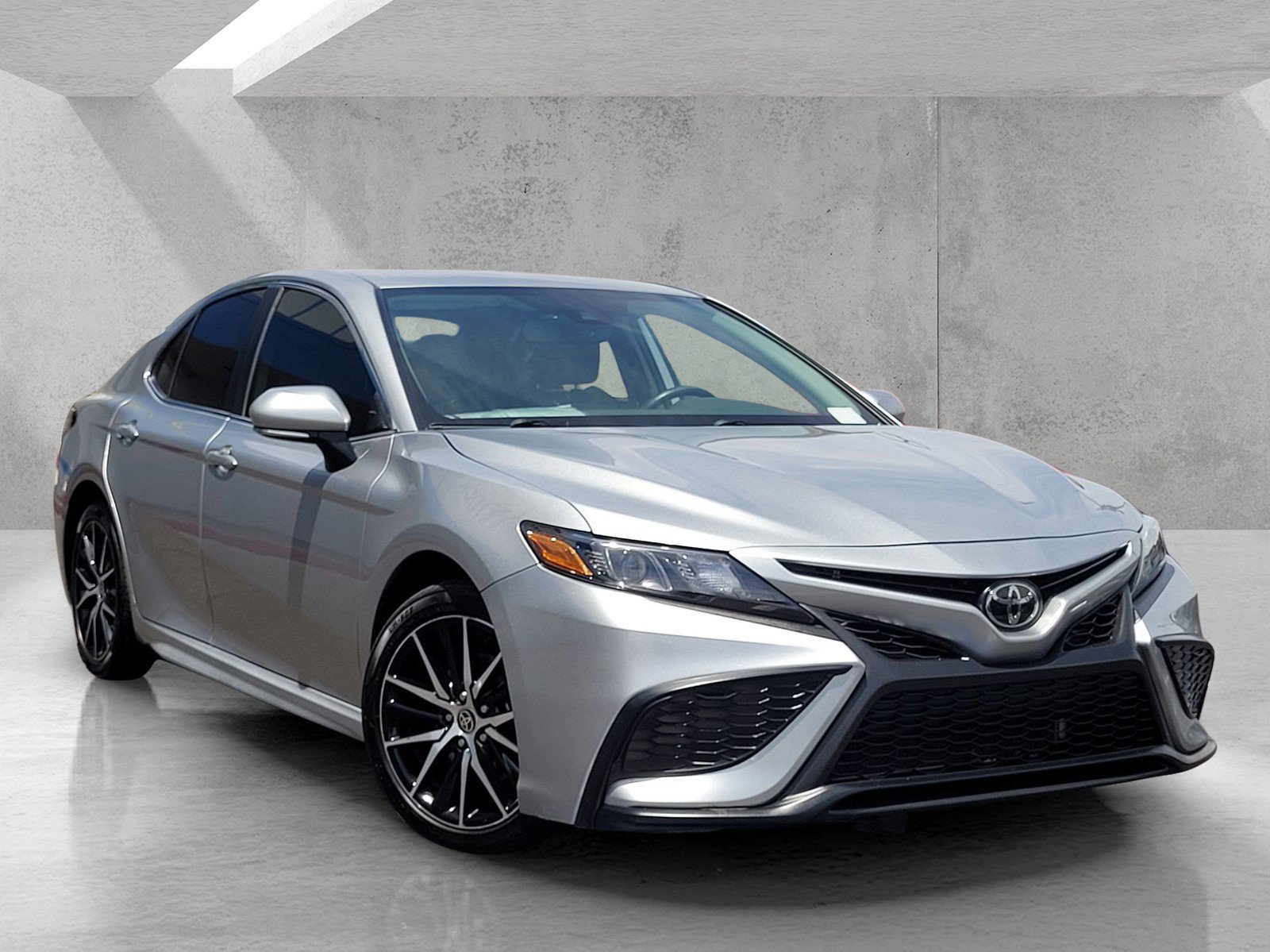 Used 2023 Toyota Camry SE w/ Convenience Package FWD image 2