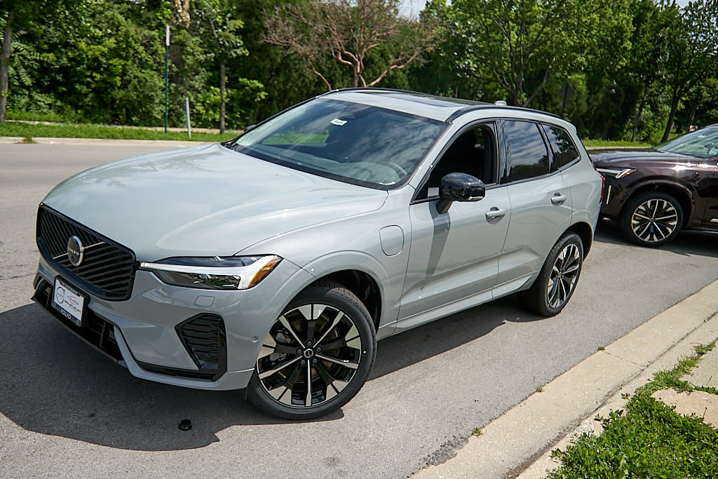 New 2026 Volvo XC60 T8 Plus w/ Climate Package PRO AWD/4WD image 3