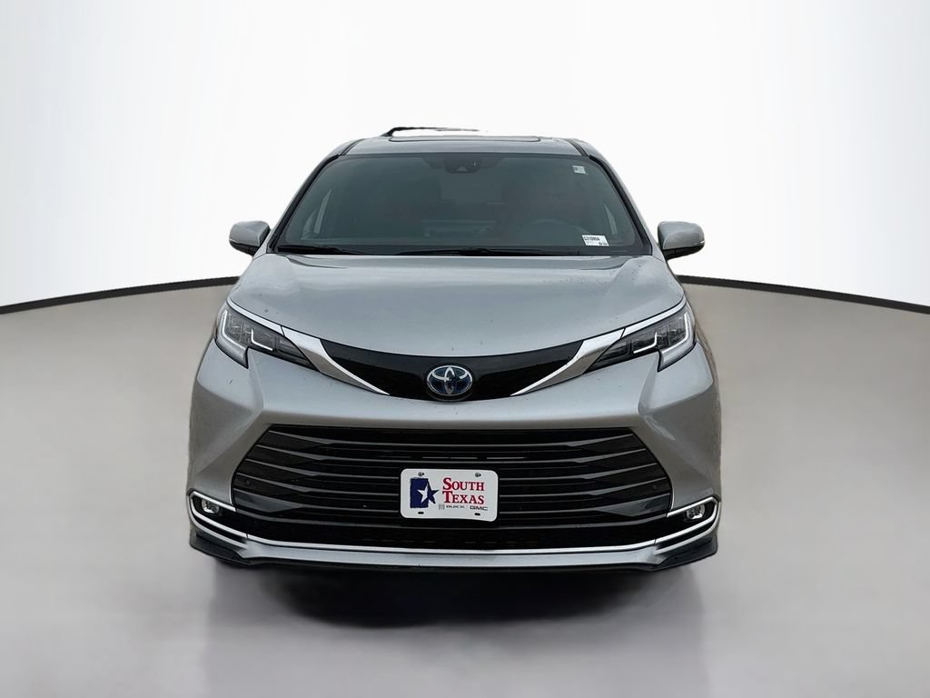 Used 2025 Toyota Sienna Limited AWD/4WD image 2