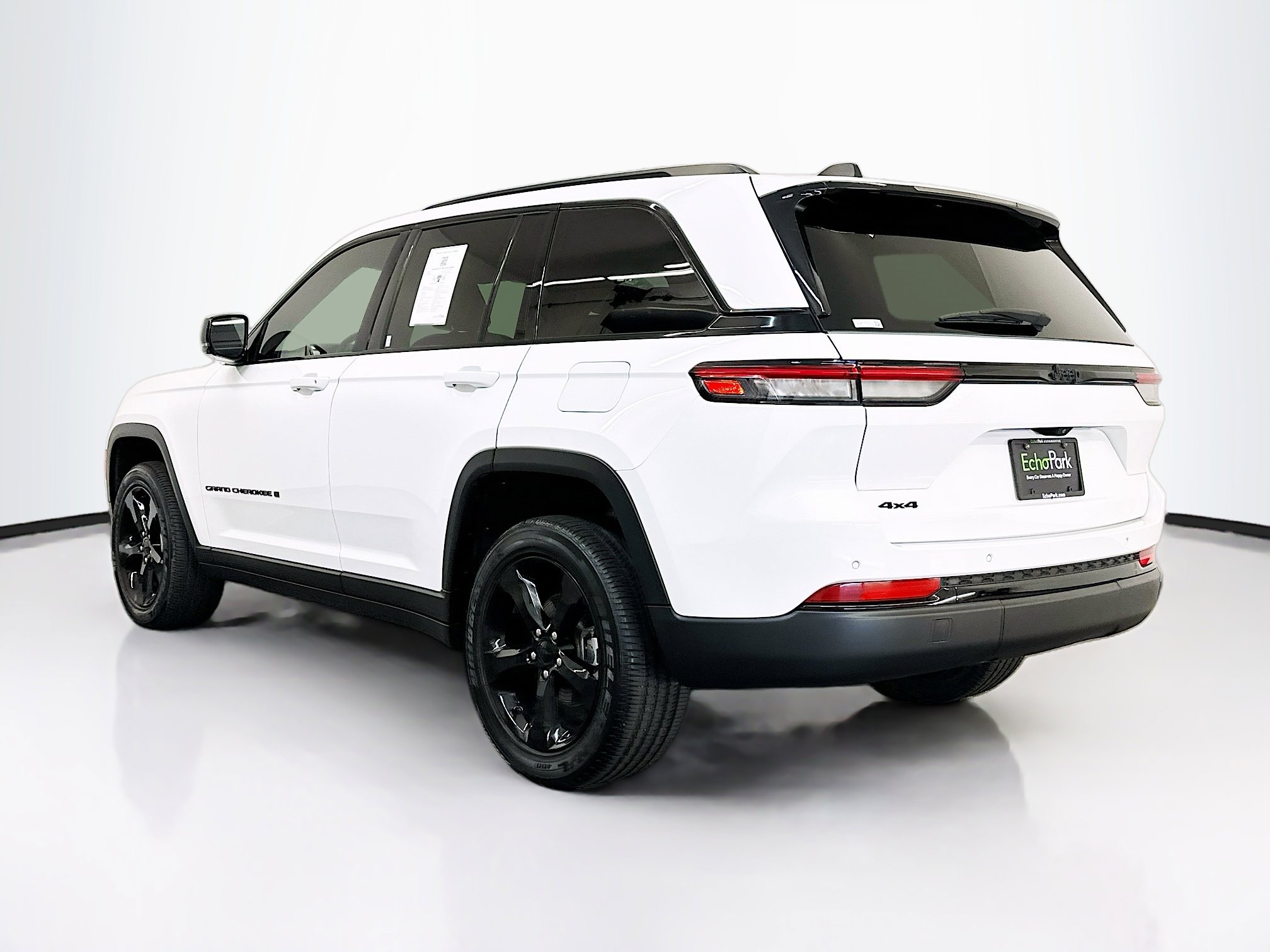 Used 2023 Jeep Grand Cherokee Altitude image 5