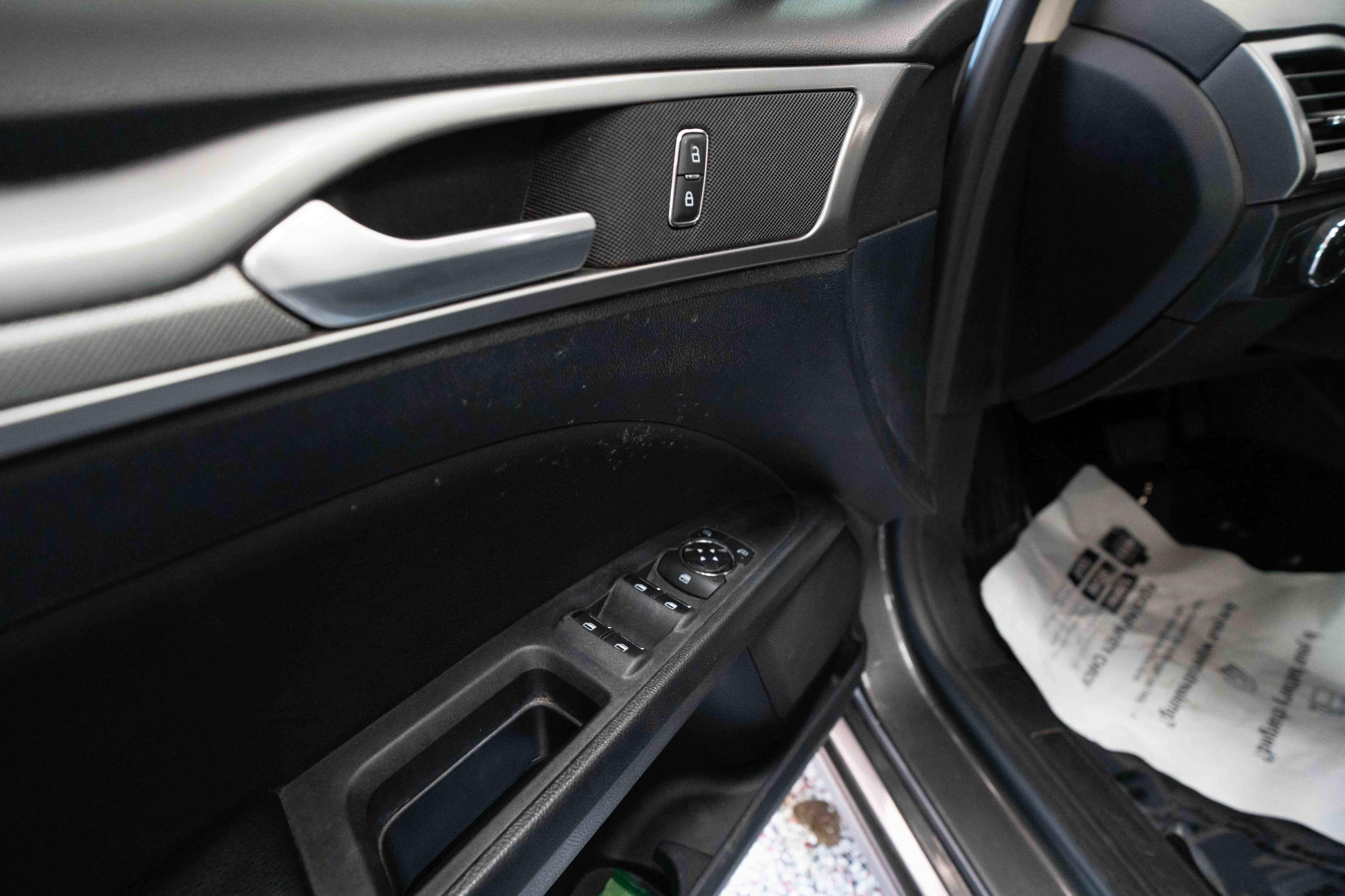 Used 2020 Ford Fusion SE FWD image 7