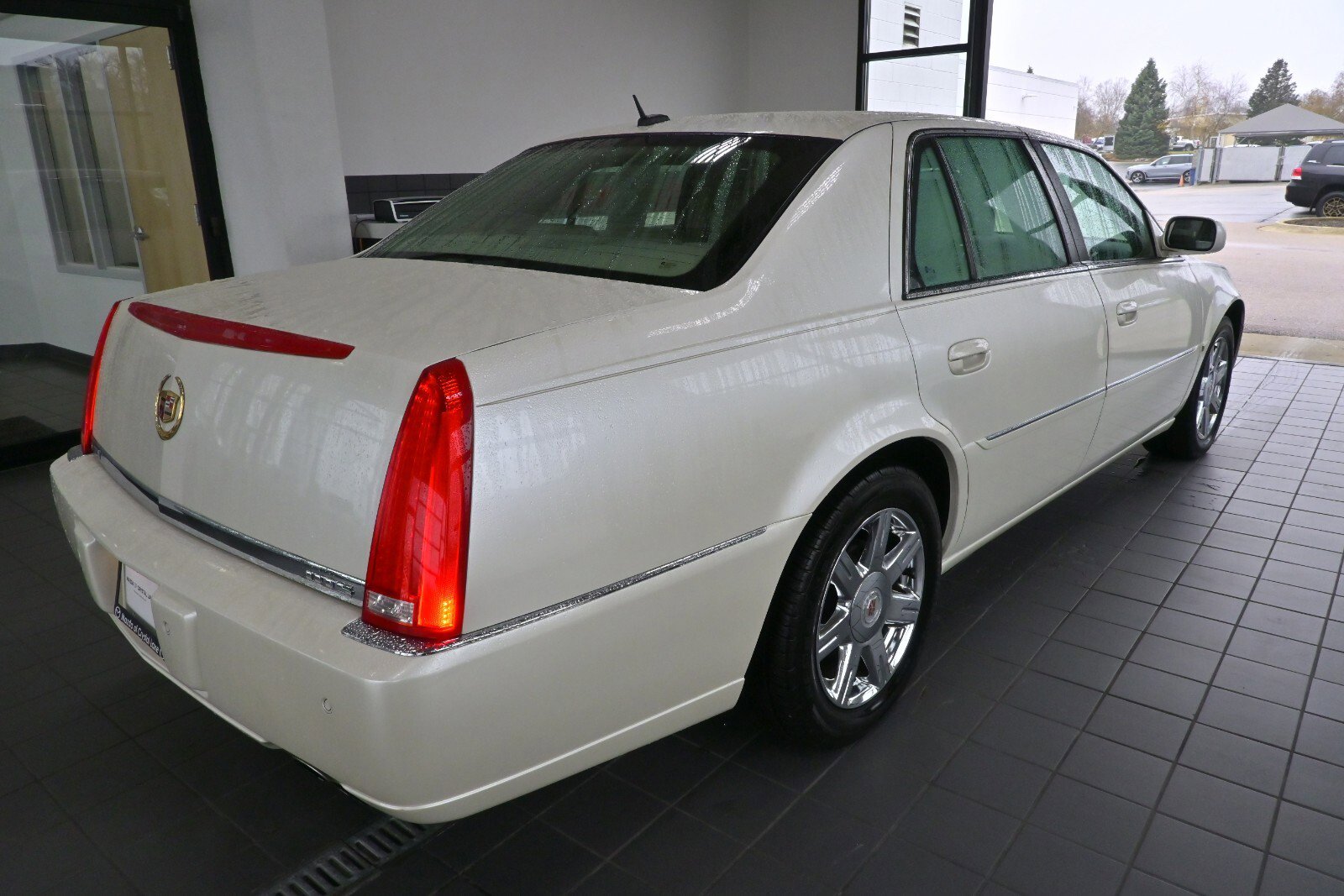 Used 2007 Cadillac DTS Luxury I w/ Trunk Convenience Package image 2