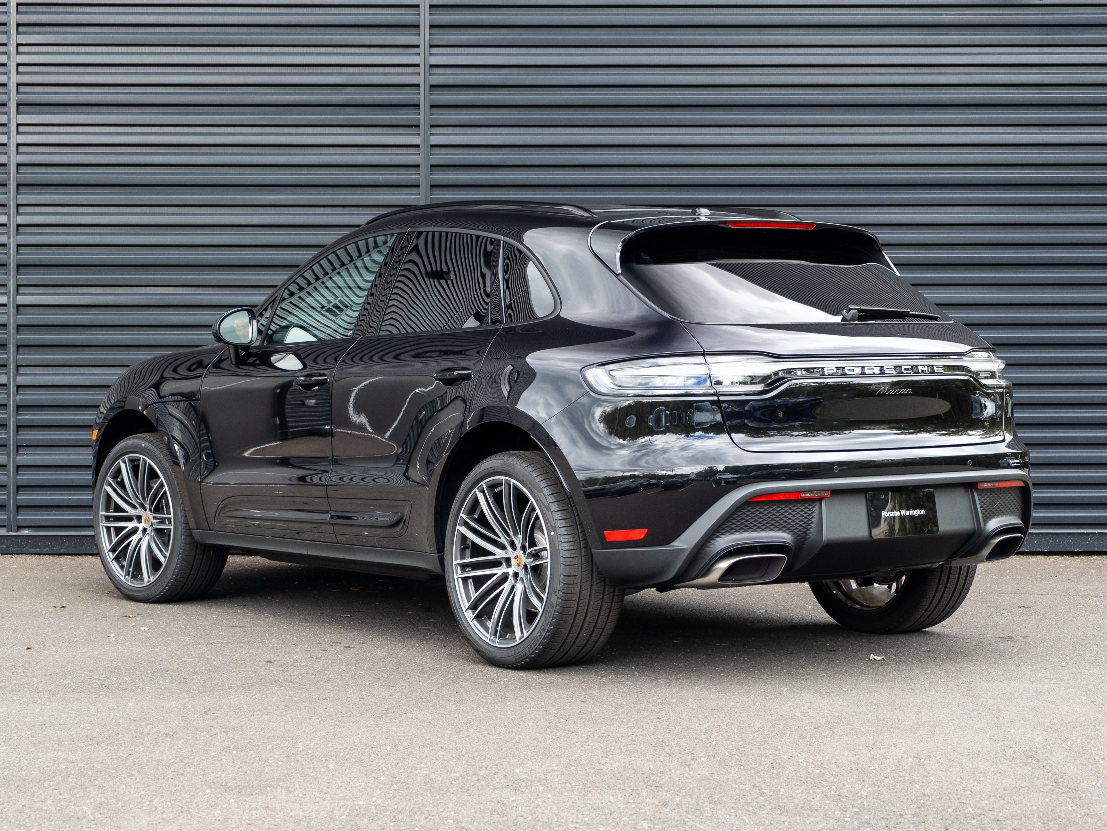 Certified 2025 Porsche Macan image 3