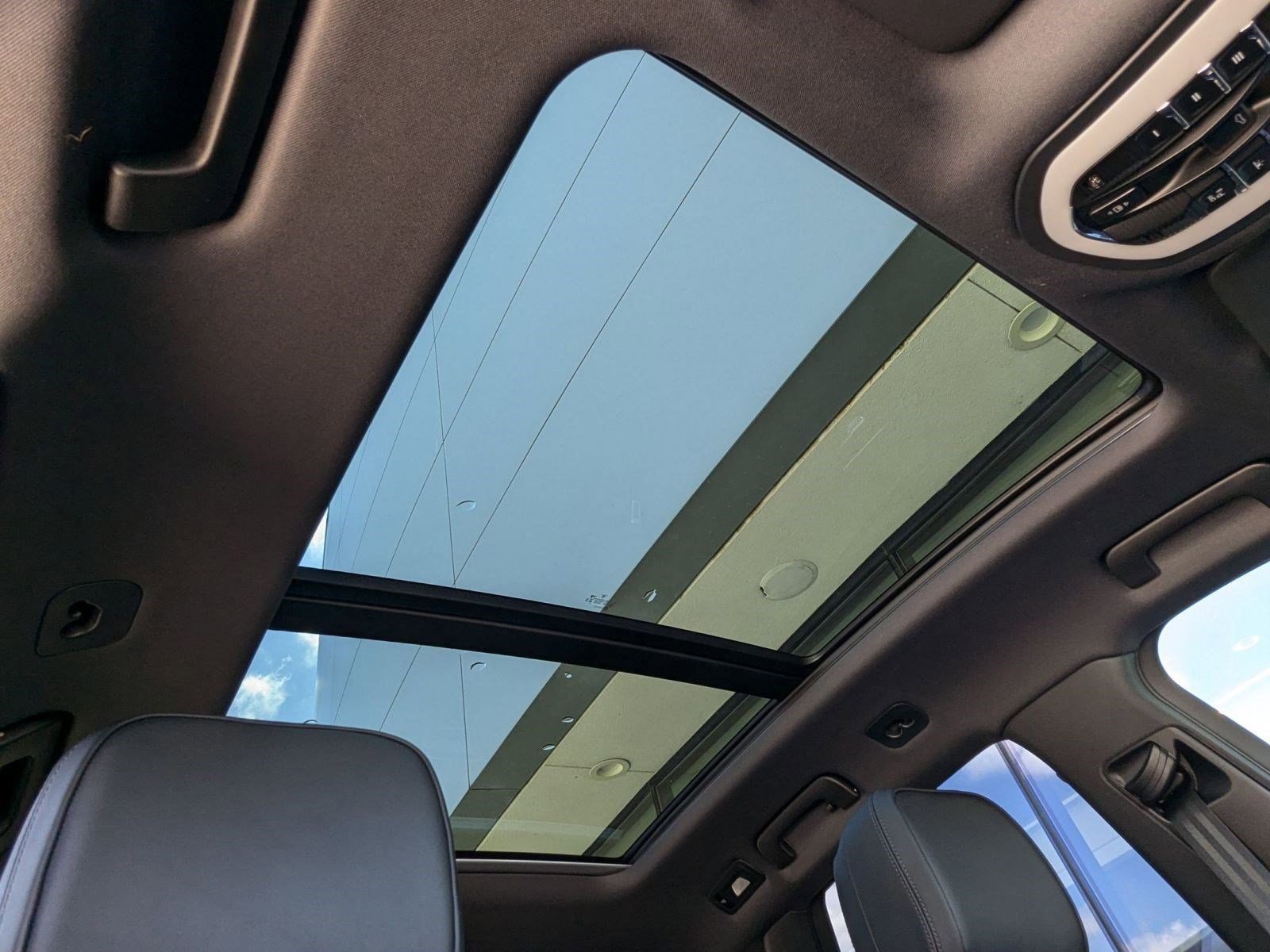 Certified 2025 Porsche Macan image 27