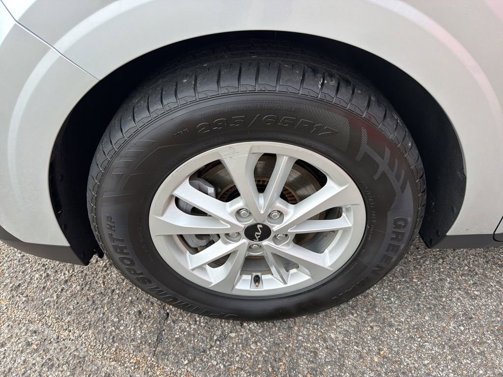 Used 2022 Kia Carnival LX image 11