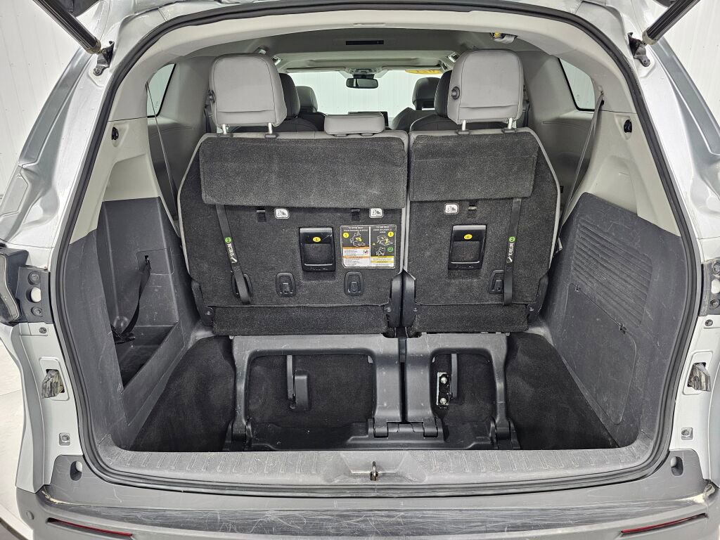 Used 2021 Toyota Sienna XLE w/ XLE Plus Package image 18