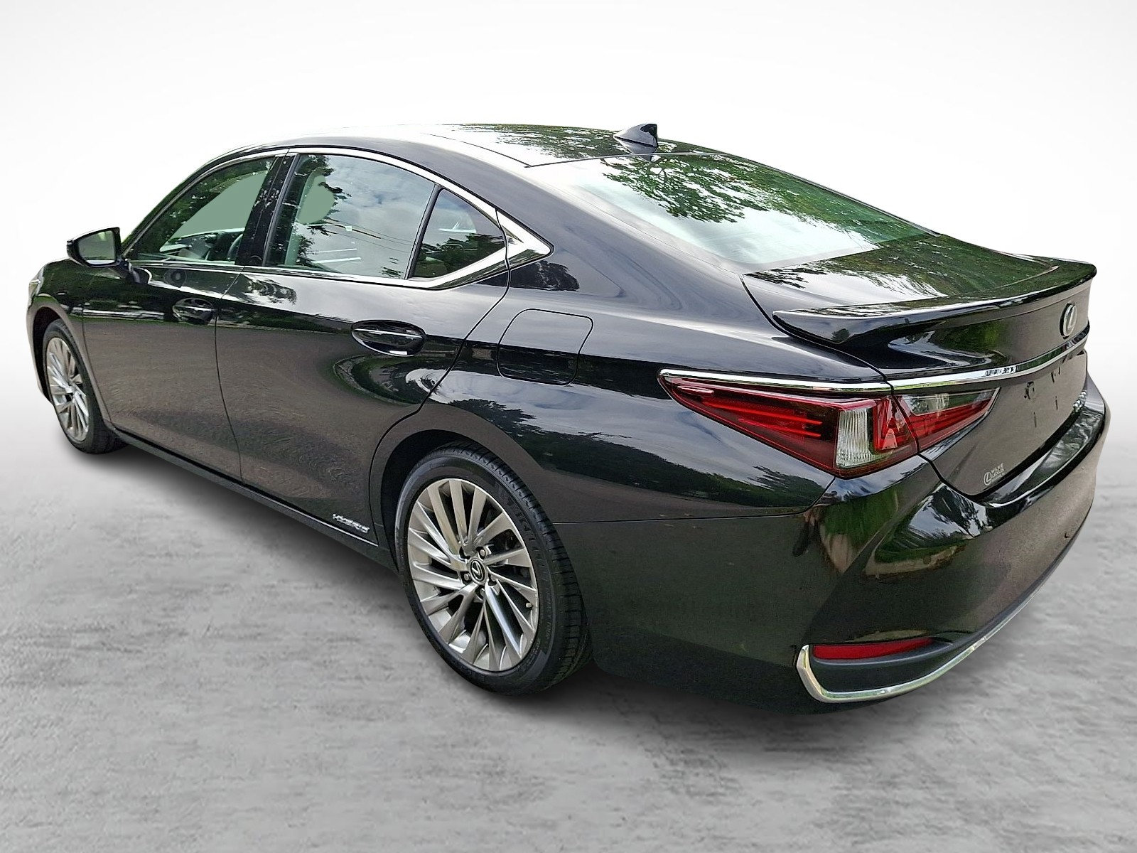 Certified 2021 Lexus ES 300h w/ Accessory Package FWD image 4