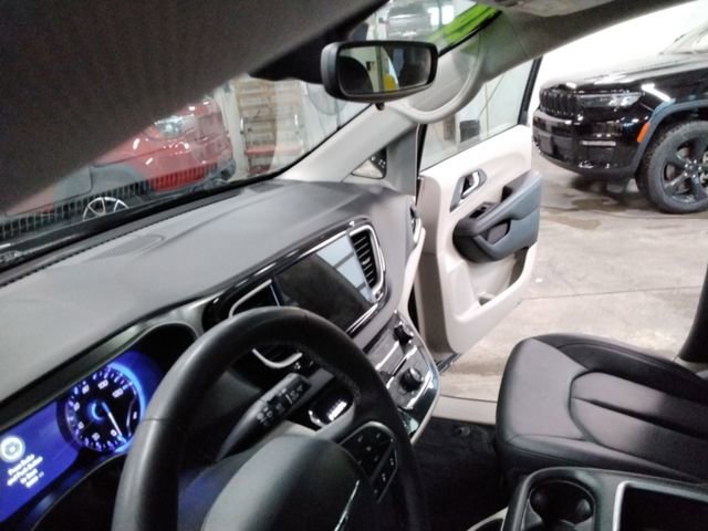 Used 2024 Chrysler Pacifica Touring-L image 24