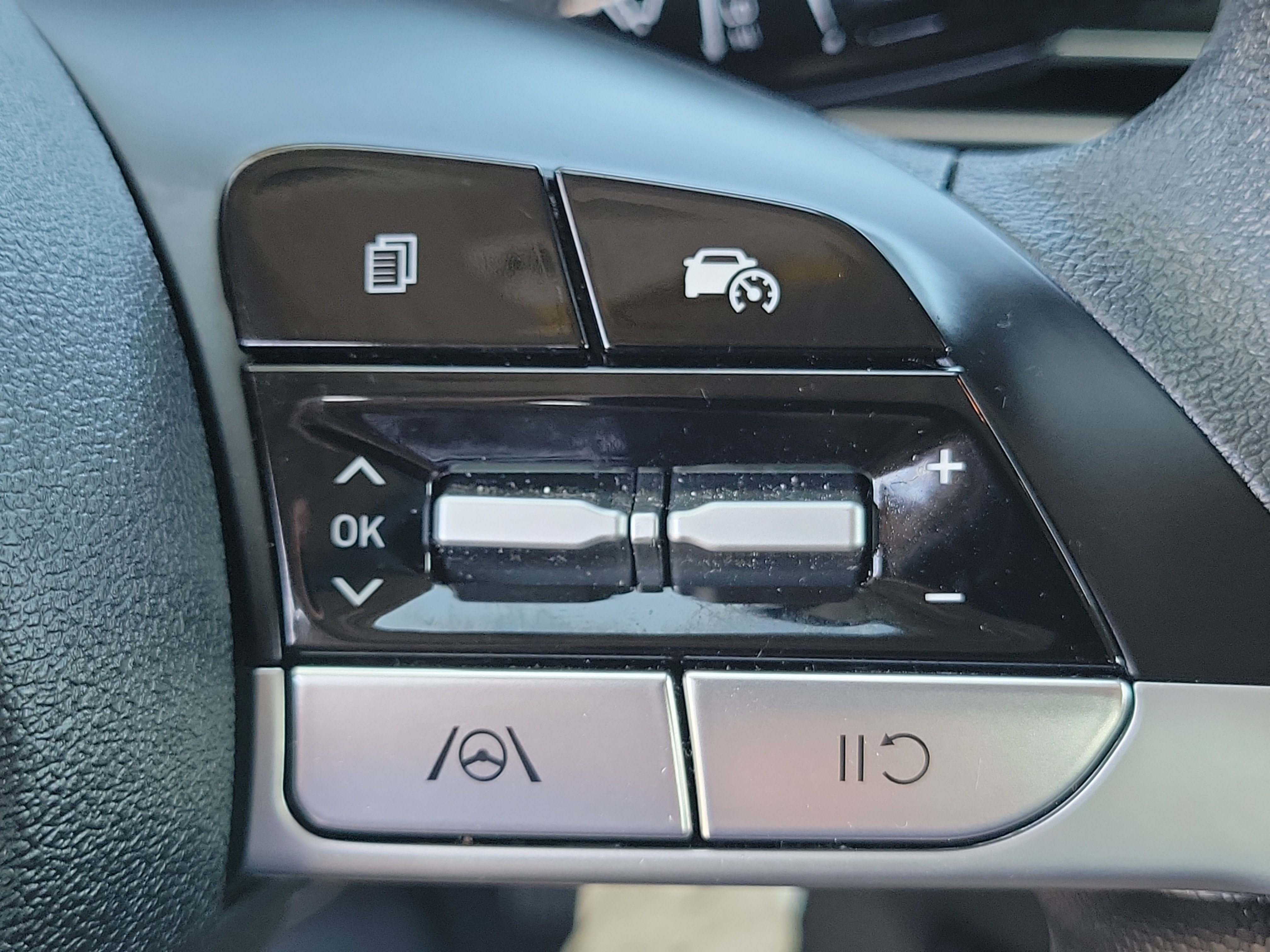 Certified 2025 Hyundai Elantra SE FWD image 9