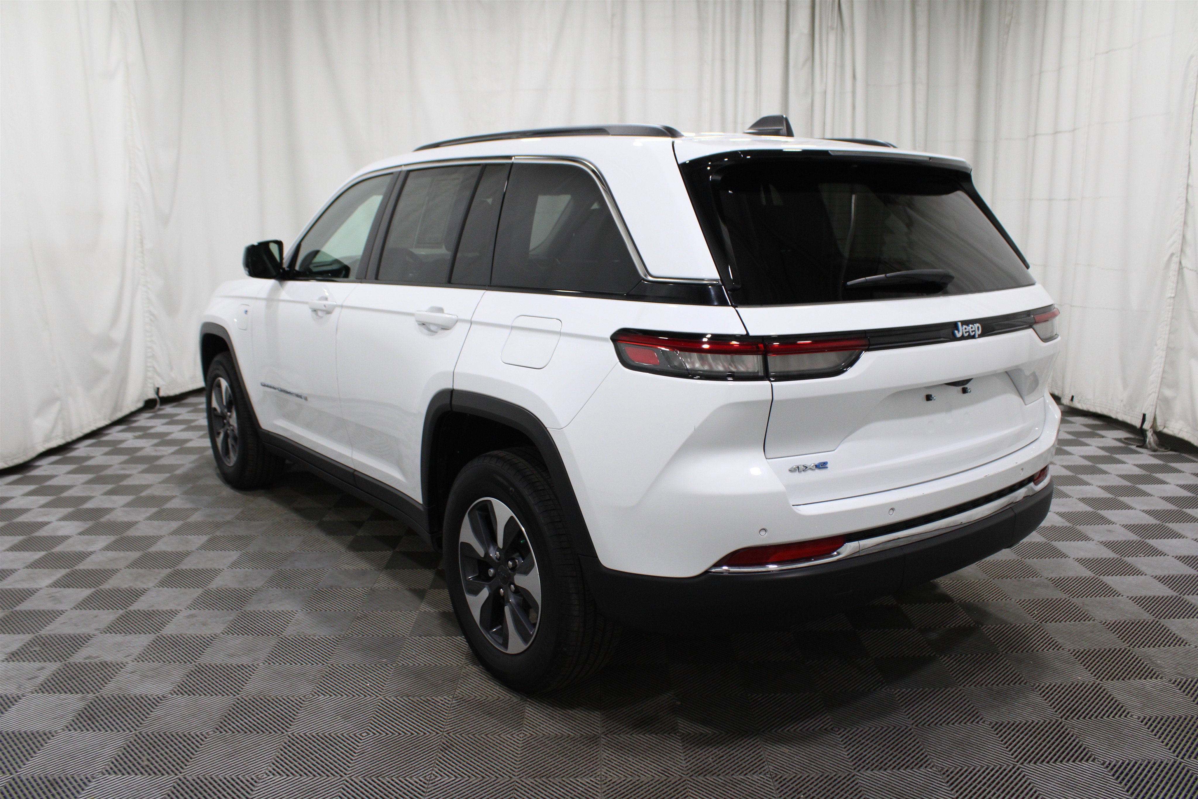 Used 2022 Jeep Grand Cherokee Limited 4xe image 38