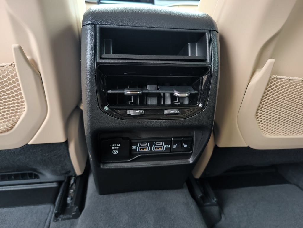 Used 2022 Jeep Grand Cherokee Limited w/ Luxury Tech Group II AWD/4WD image 31