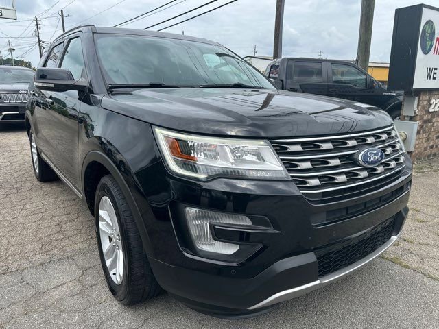 Used 2017 Ford Explorer XLT w/ Equipment Group 202A image 4