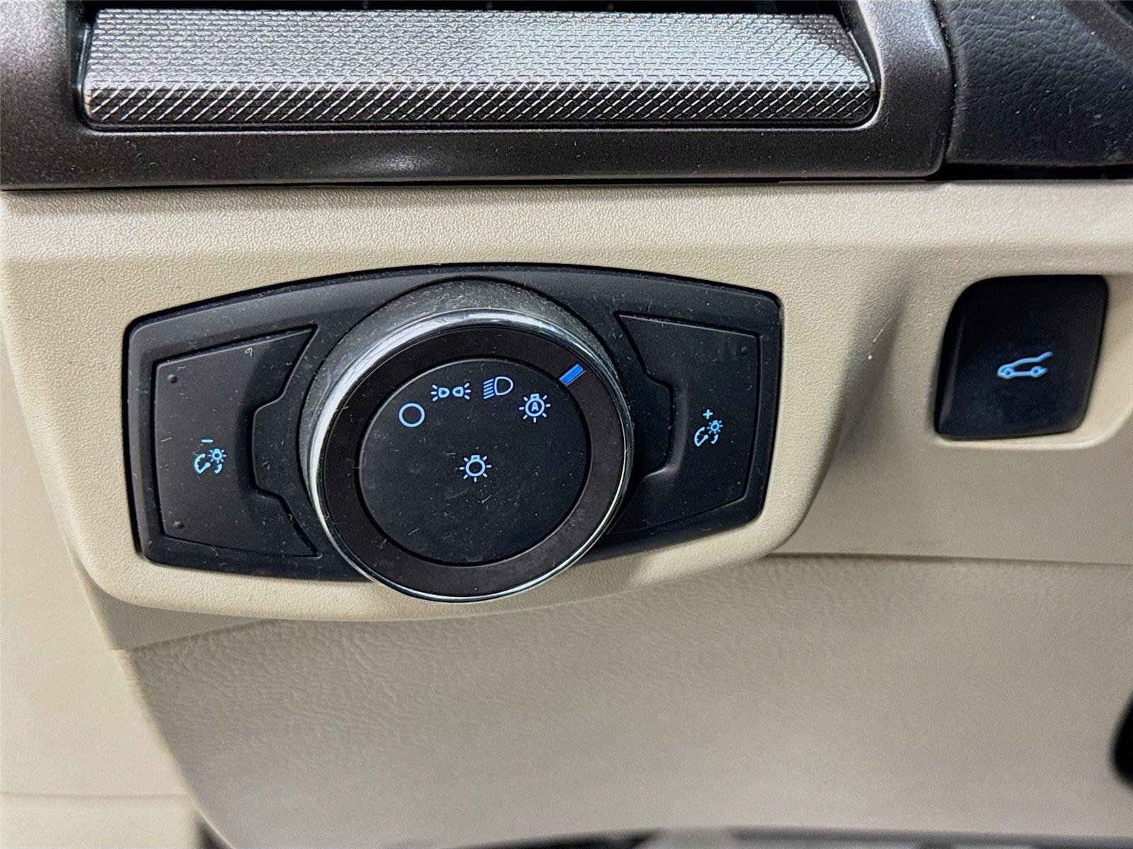 Used 2019 Ford Fusion SE image 10