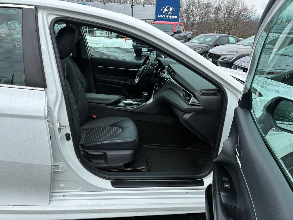 Used 2020 Toyota Camry SE w/ Sunroof Package image 19