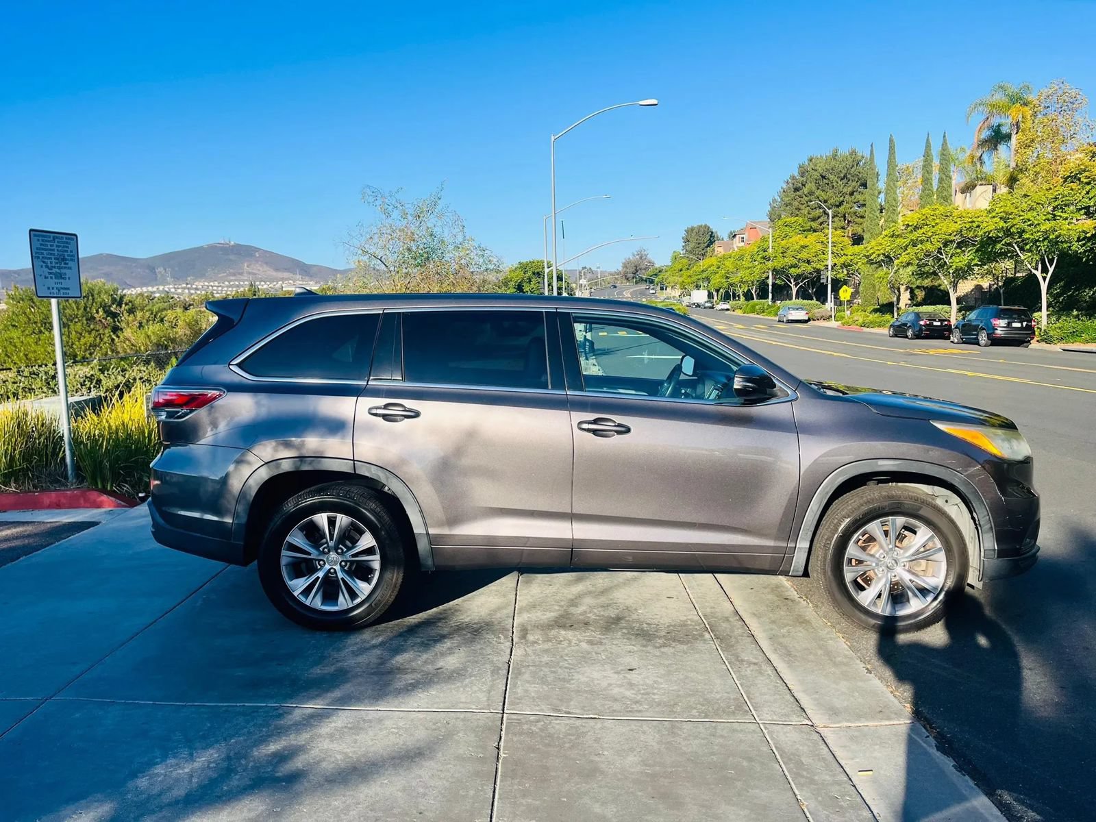 Used 2014 Toyota Highlander Plus FWD image 7
