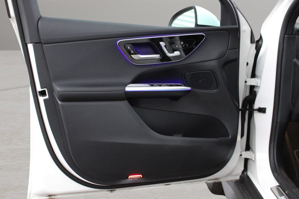 Used 2025 Mercedes-Benz GLC 300 4MATIC image 16