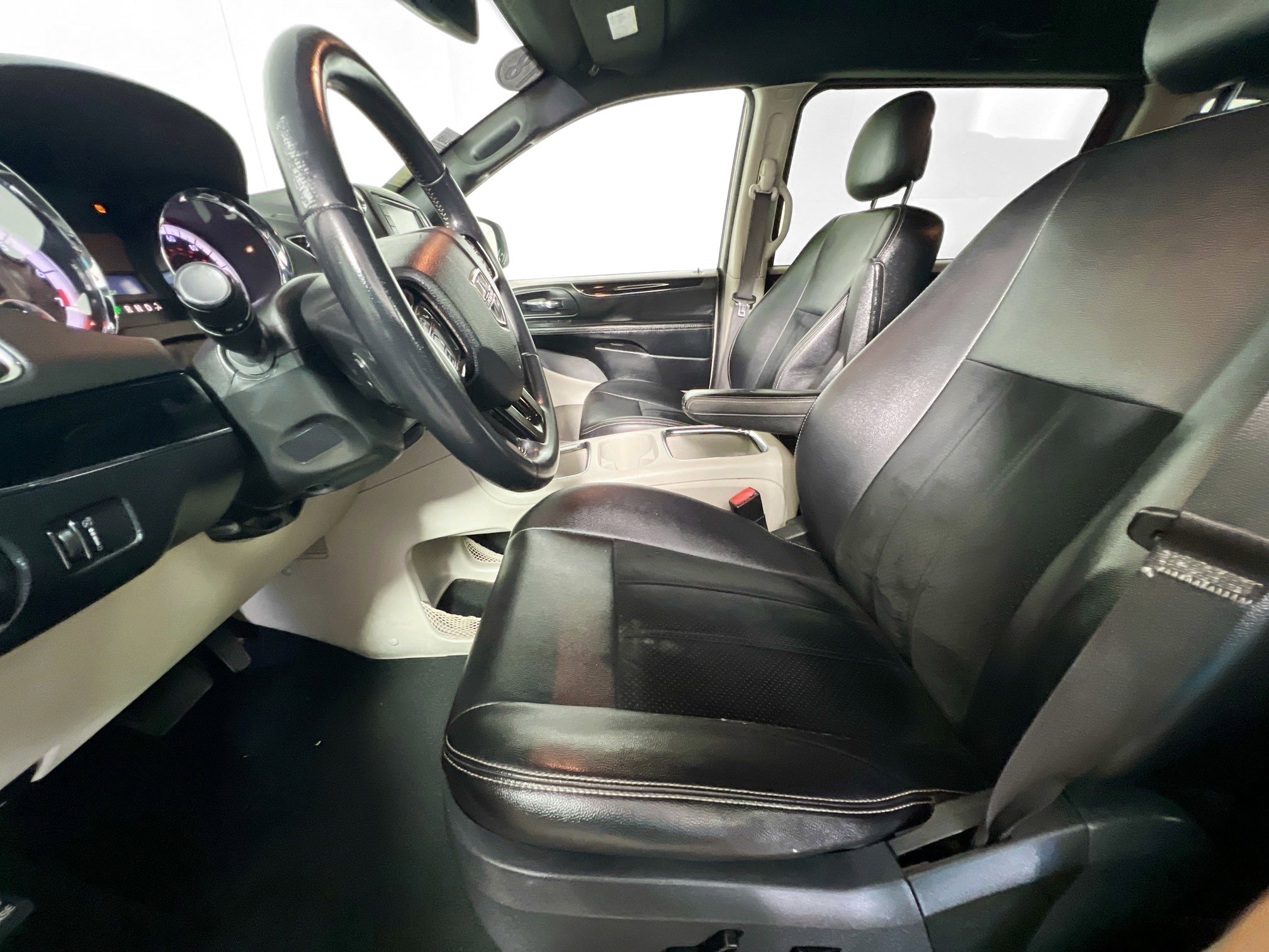 Used 2018 Dodge Grand Caravan SXT FWD image 14