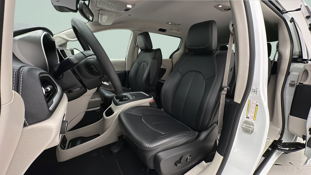 Used 2023 Chrysler Pacifica Touring-L FWD image 14