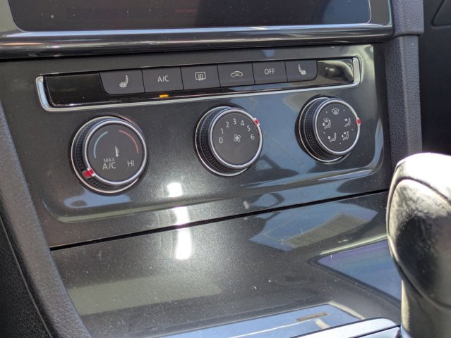 Used 2018 Volkswagen Golf SE image 16