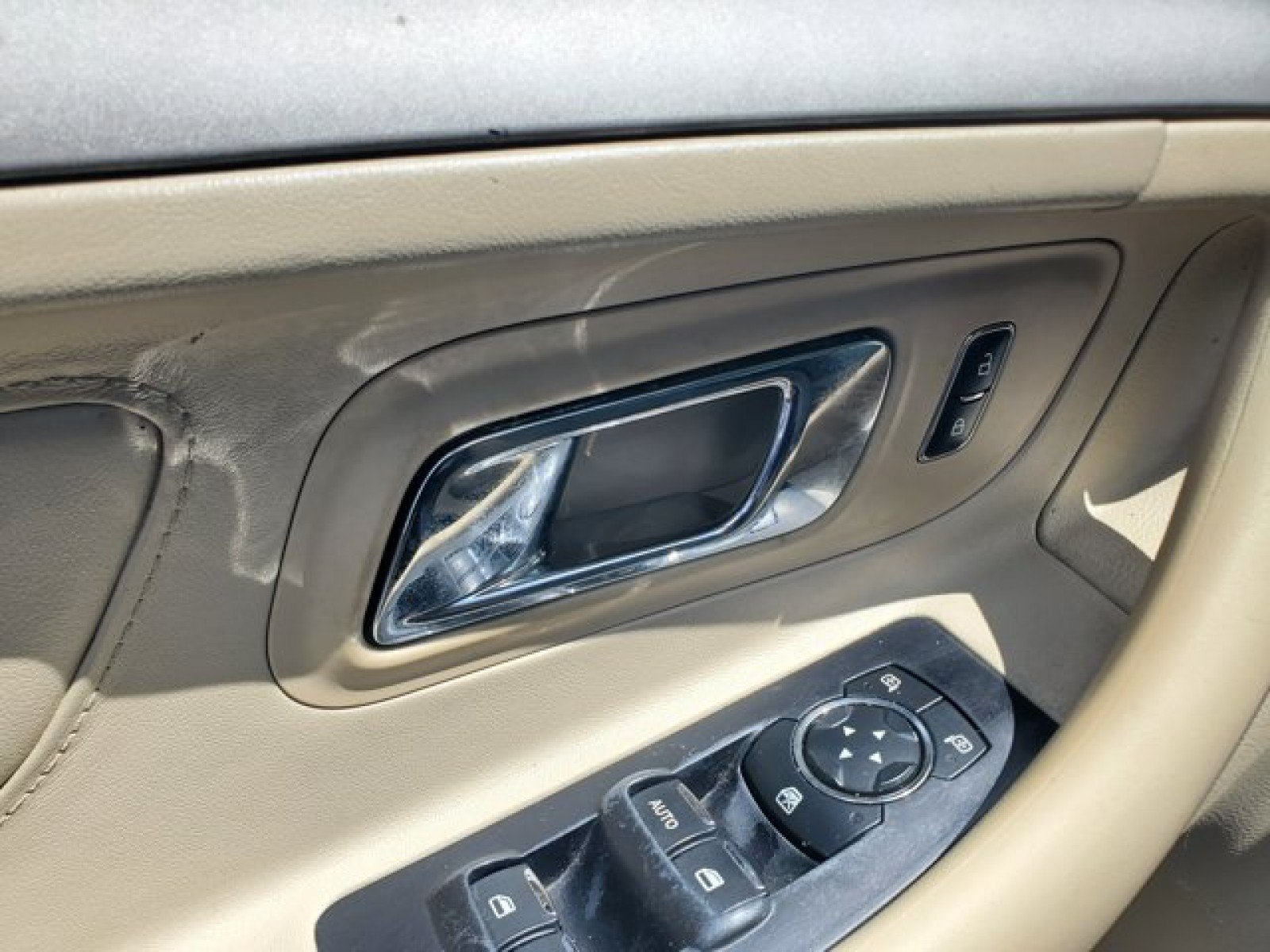 Used 2014 Ford Taurus SE FWD image 14
