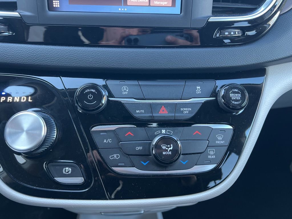 Used 2023 Chrysler Voyager LX image 21