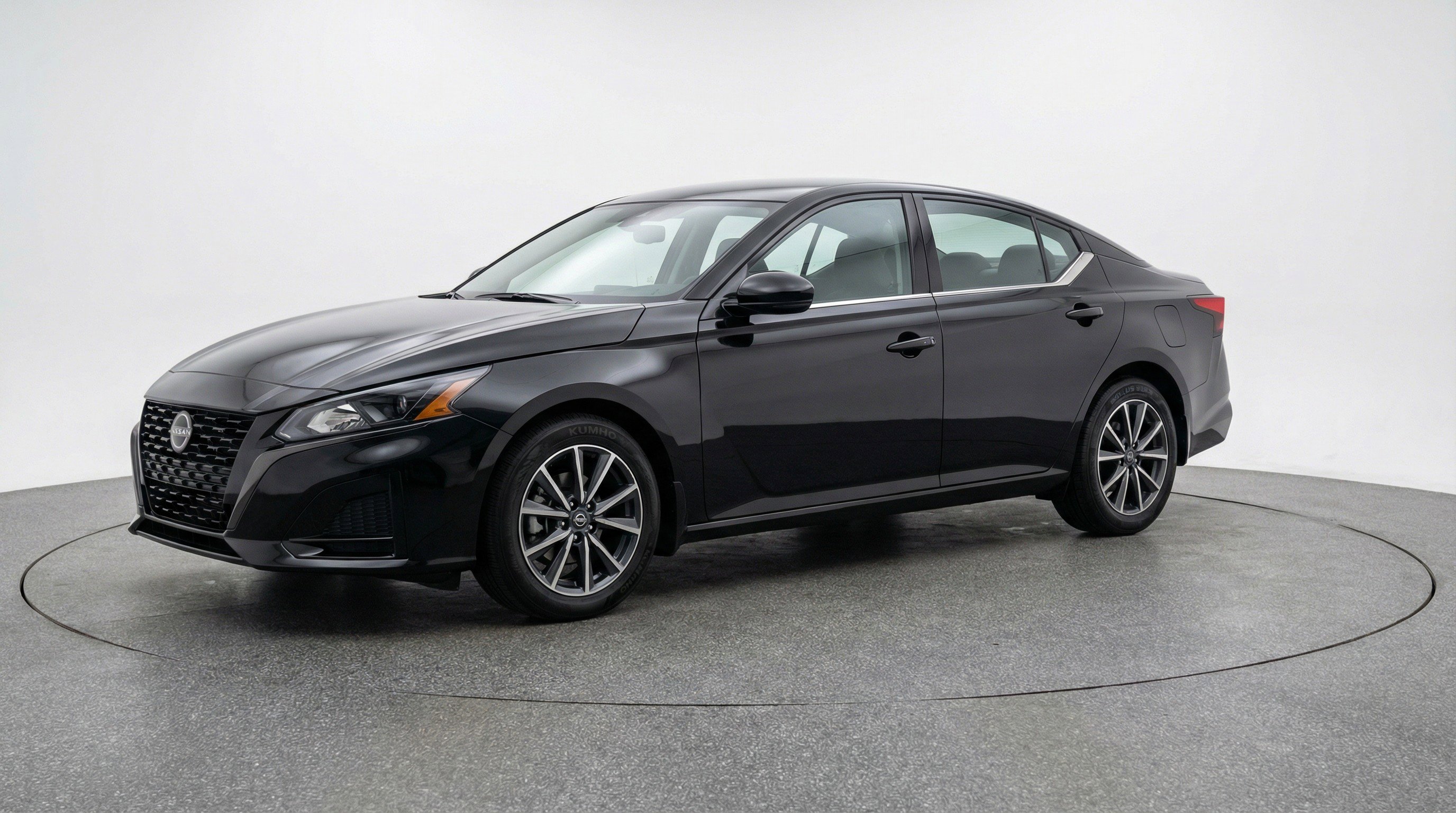 Used 2025 Nissan Altima 2.5 SV FWD image 3