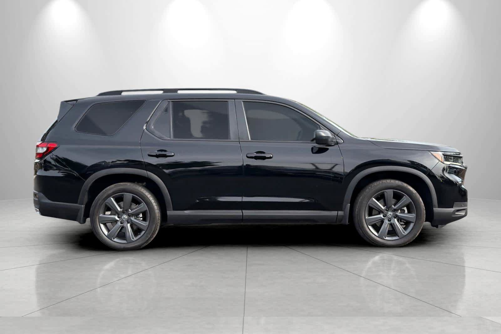 Used 2025 Honda Pilot Sport image 8