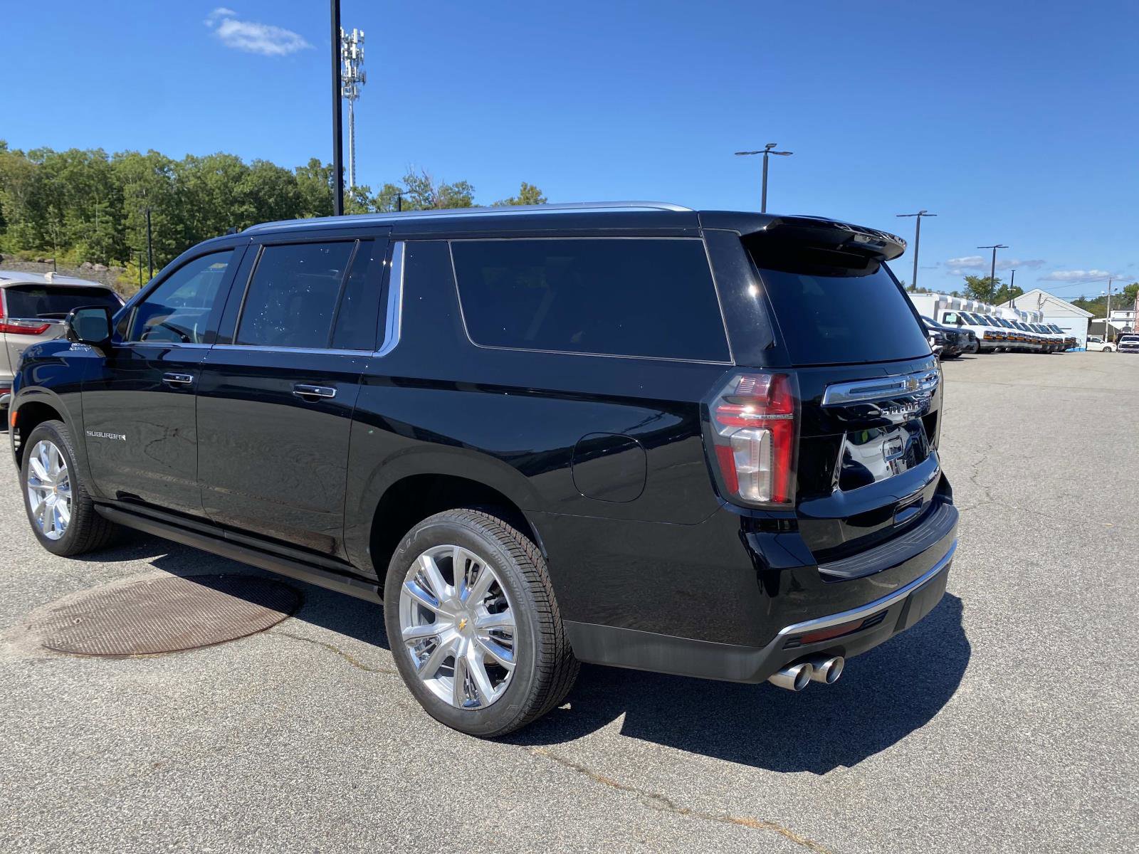 Used 2024 Chevrolet Suburban High Country w/ Premium Package 2 AWD/4WD image 3