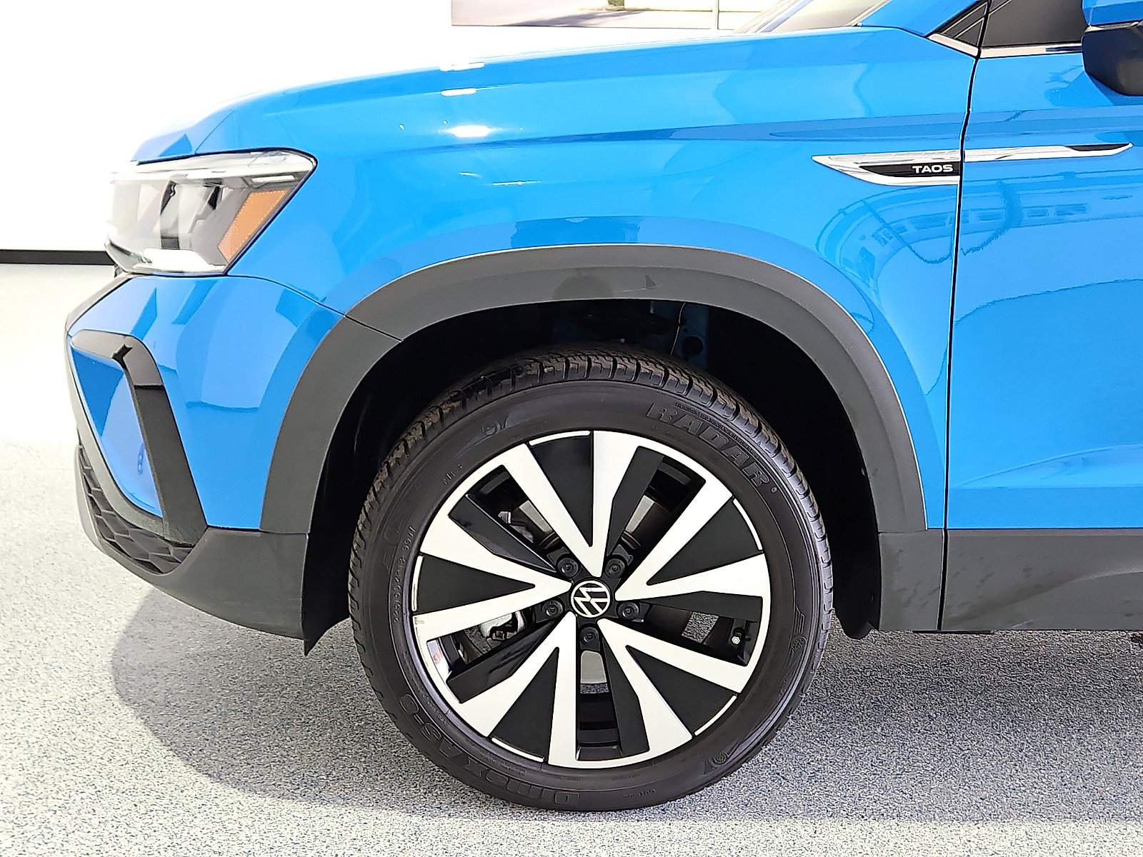 Certified 2023 Volkswagen Taos SE w/ Panoramic Sunroof Package AWD/4WD image 5